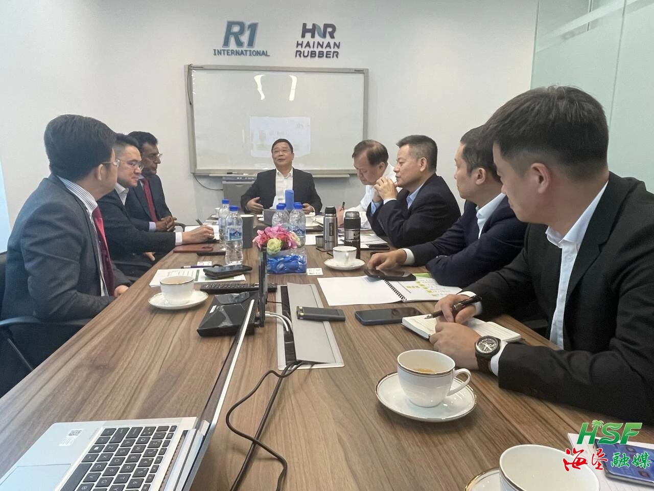 包洪文一行与R1公司座谈互换。